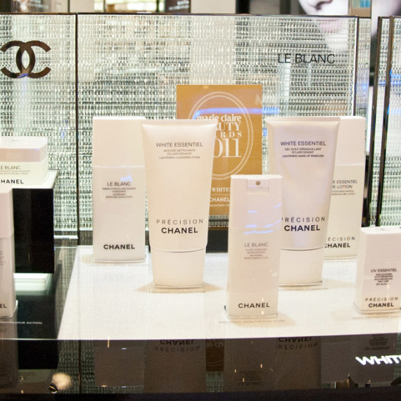 : : COUNTERTOP DISPLAY : : Chanel Le Blanc Make-up Bar